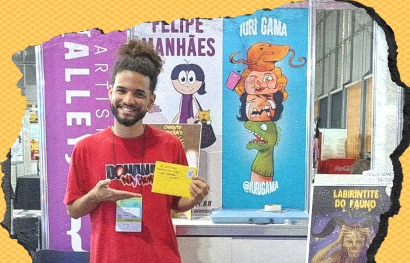 Iuri Gama na Bienal do Livro 2023, em frente aos seus quadrinhos